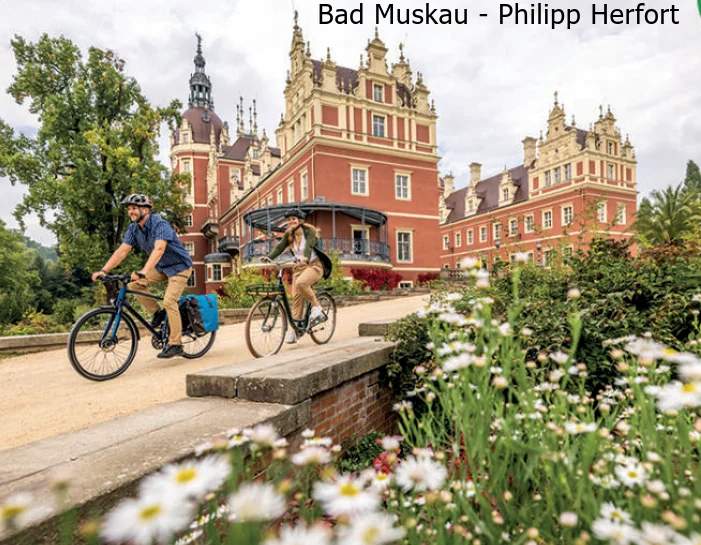Zwei Radfahrer vor dem Schloss im Fürst-Pückler-Park Bad Muskau
