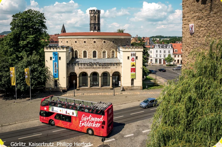 Kaisertrutz in Görlitz mit Stadtrundfahrtbus im Vordergrund